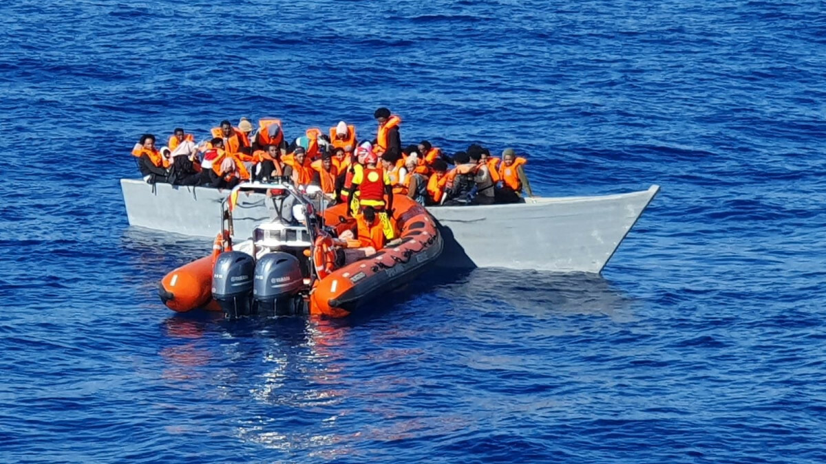 Akdeniz’de sürüklenen teknedeki 117 göçmen kurtarıldı