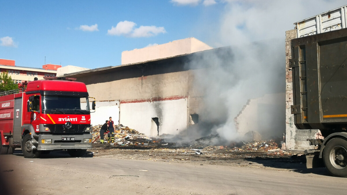 Aksaray’da eski sanayi sitesinde çıkan yangın paniğe neden oldu