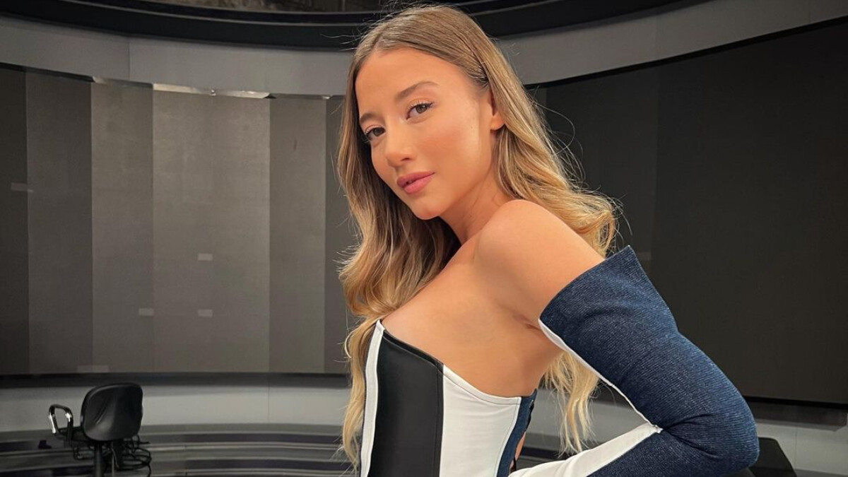 Aleyna Kalaycıoğlu mavi bikinisi ve bronz teniyle beğeni topladı! “İtfaiye lazım mı”