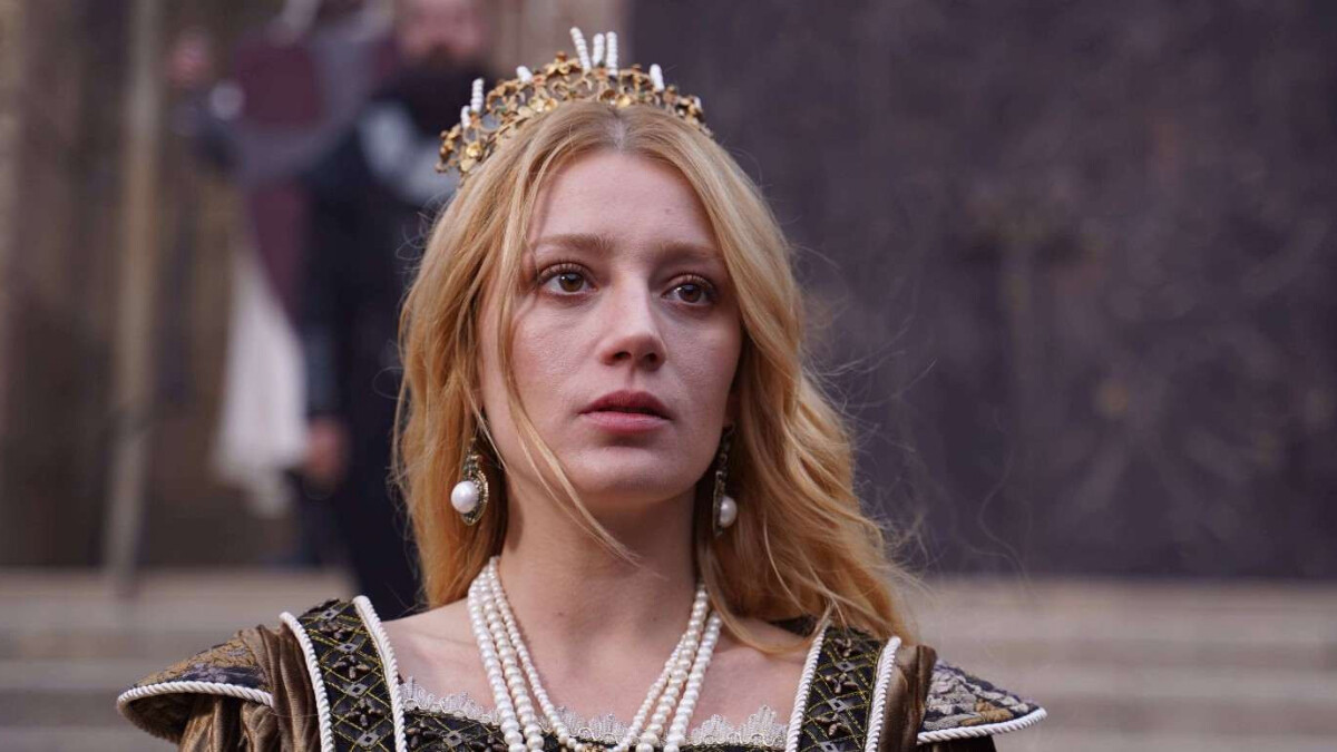 Alparslan’ın Evdokya’sı teknede güneş banyosuna uzandı! “Biraz örtünseydin”