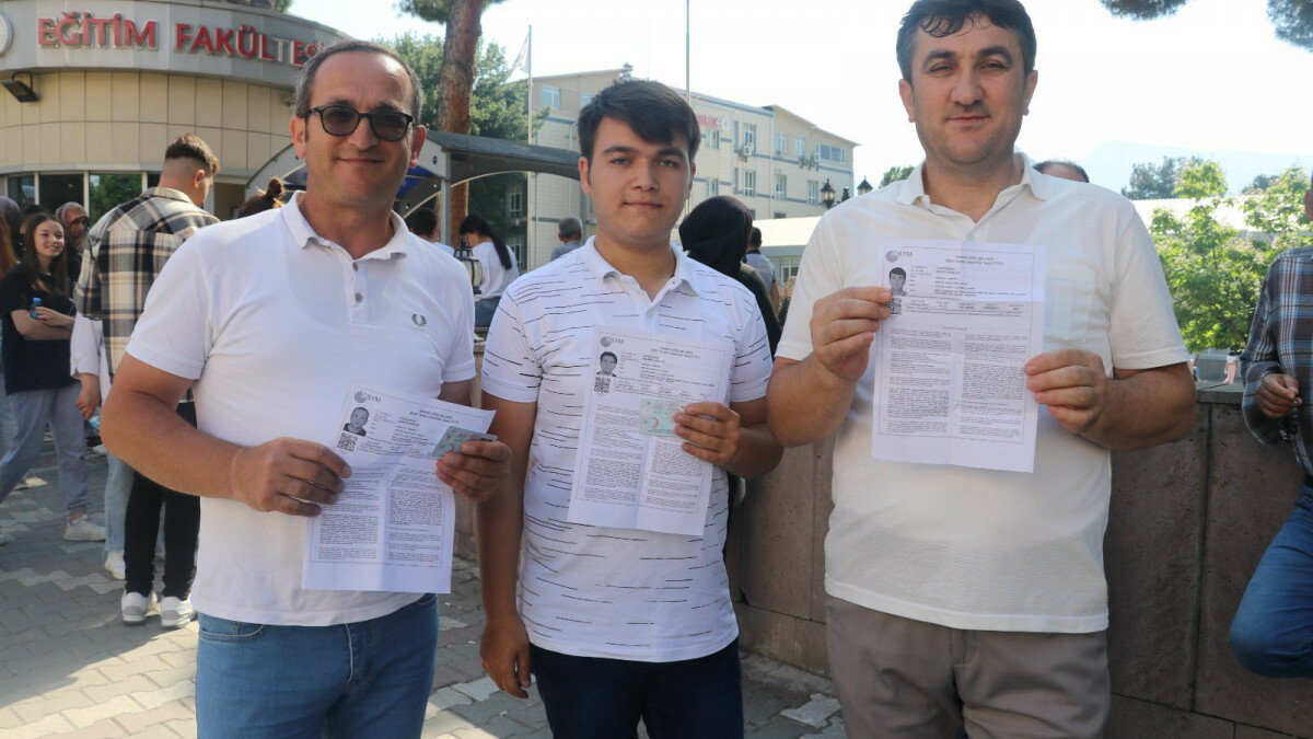 Amasya’da babası ve amcasıyla aynı okulda TYT’ye girdi