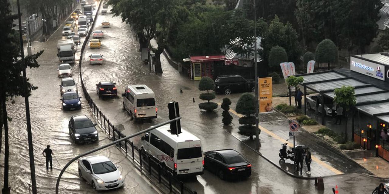 Amasya’da yollar göle döndü, ev ve iş yerlerini su bastı