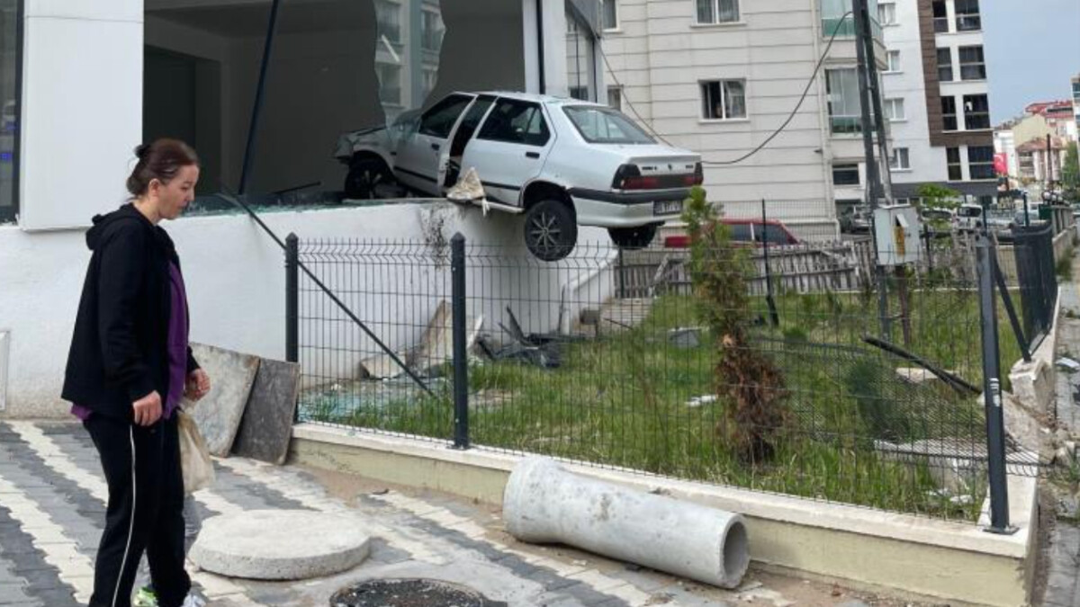 Ankara’da kaldırımdan seken araç dükkana uçtu