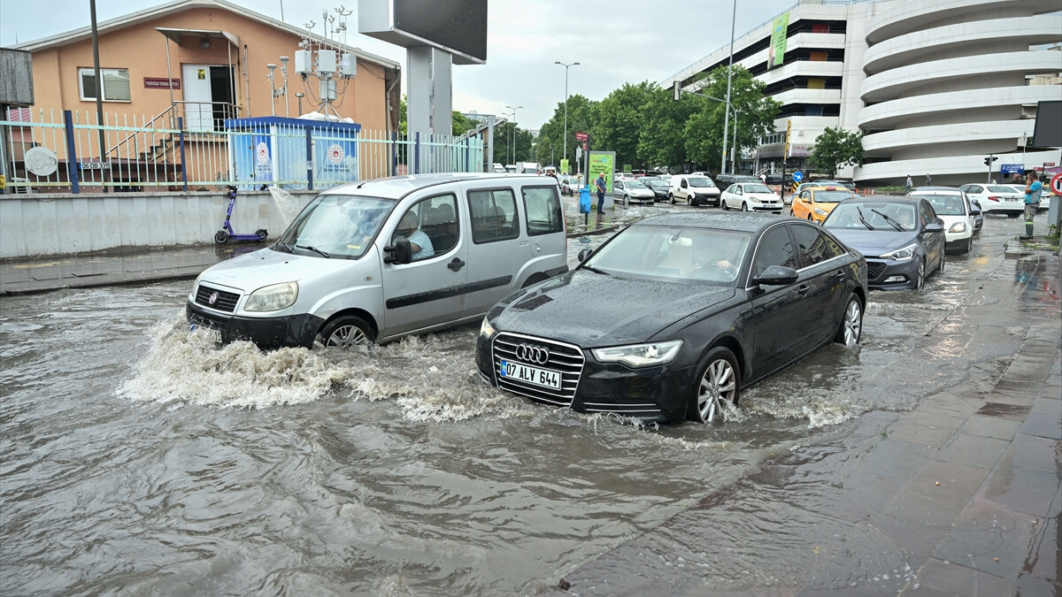 Ankara’da sağanak yağış sonrası bilindik manzaralar