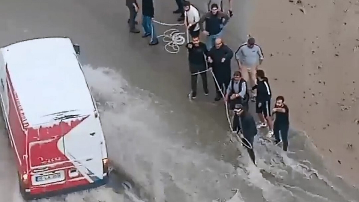 Ankara’da sel sularıyla boğuşan sürücü kurtarıldı