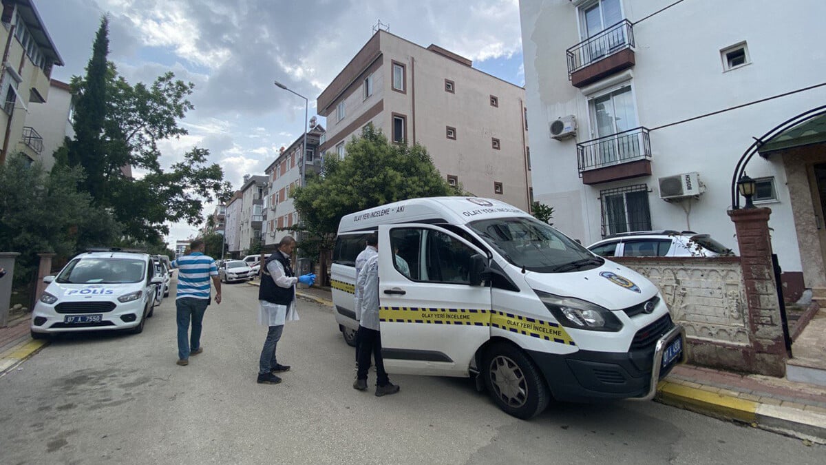 Antalya birlikte içki içtikleri arkadaşlarını sabah ölü buldular