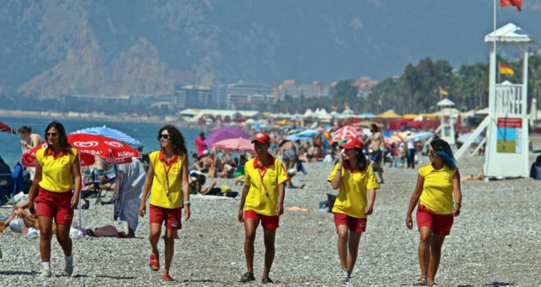 Antalya’da cankurtaran kadınlar, boğulma numarası yapan tatilcilerden dert yandı