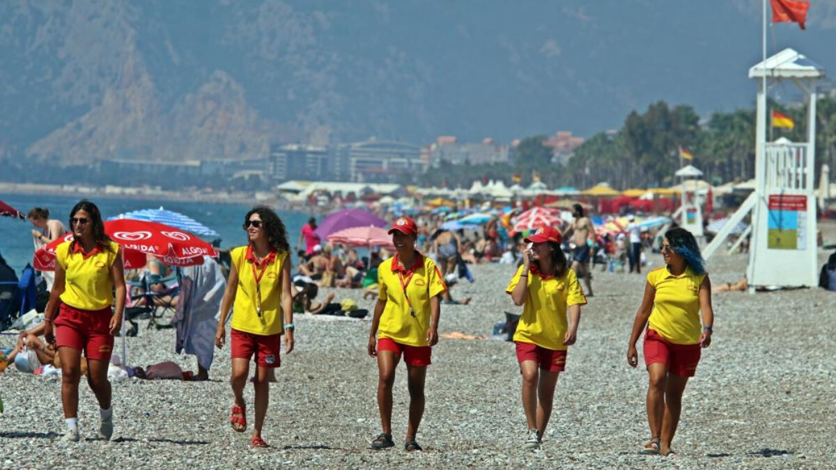 Antalya’da cankurtaran kadınlar, boğulma numarası yapan tatilcilerden dert yandı