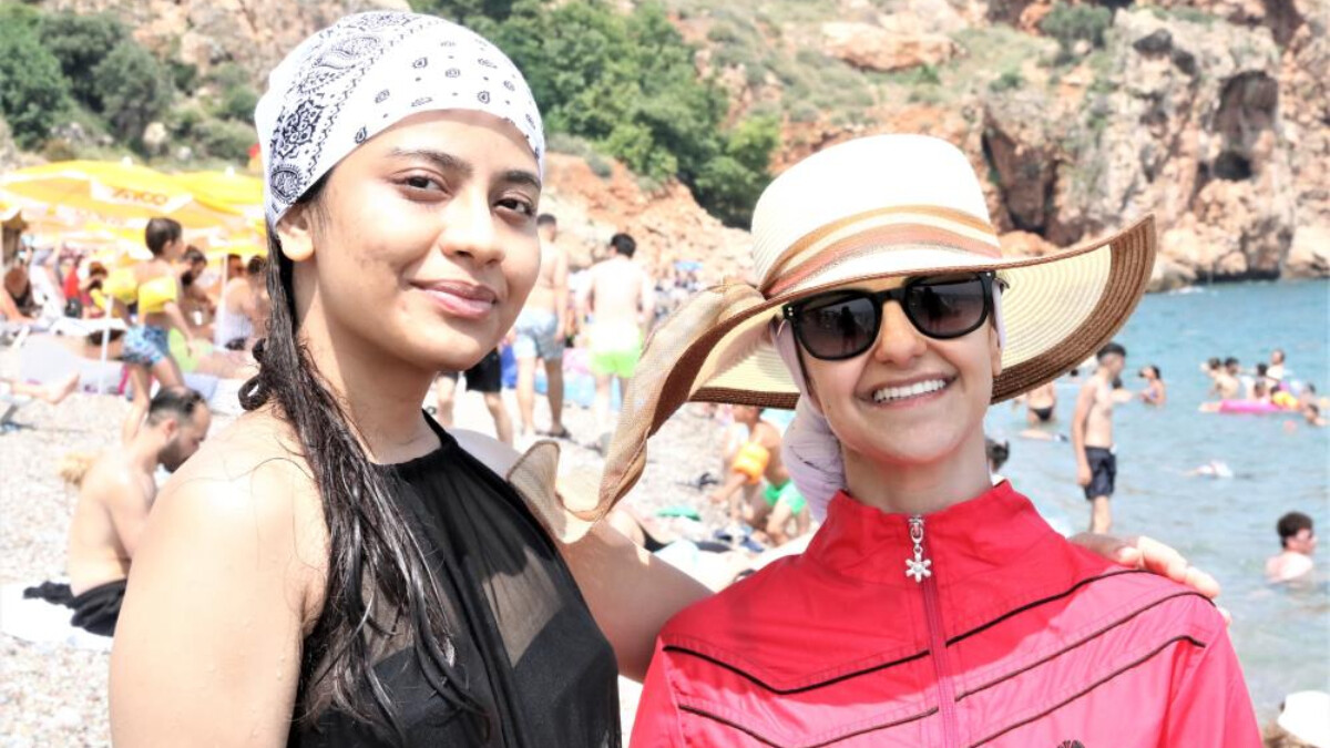 Antalya’da Konyaaltı Sahili’ndeki yoğunluğu gören Hindistanlı kız: Kendimi ülkemde gibi hissediyorum