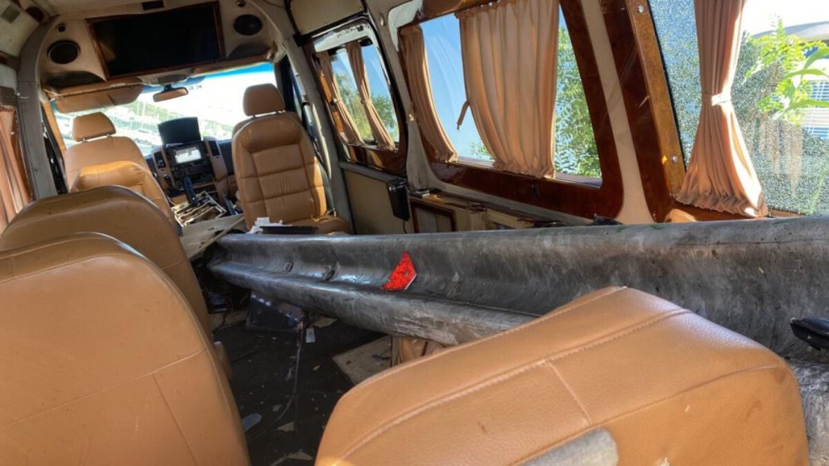 Antalya’da korkutan kaza: Bariyer minibüsün içinden geçti