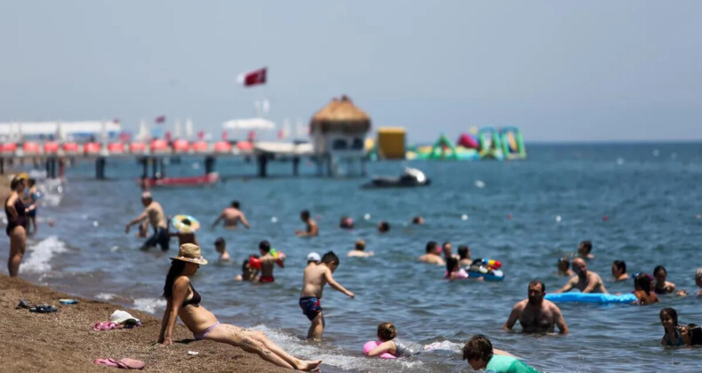 Antalya’da sıcaklık 32 dereceye ulaştı! Sahillerde renkli görüntüler oluştu