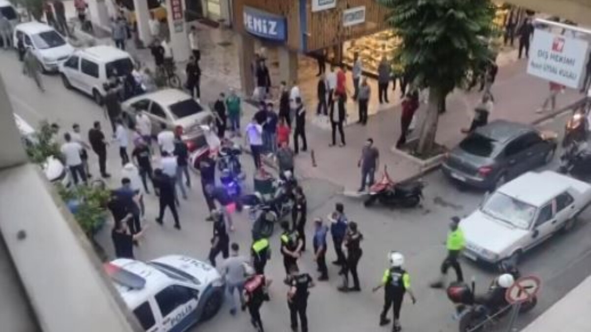 Antalya’da trafik kazası yapan sürücüler birbirine girdi