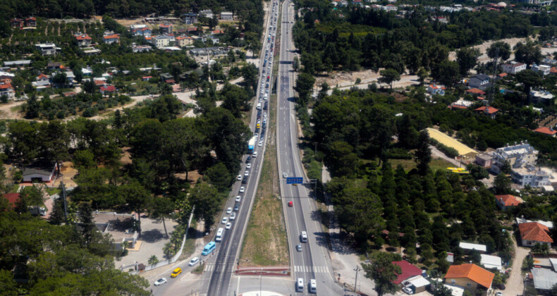 Antalya’ya tatilci akını sürüyor: Ekipler denetimlerini sıkılaştırdı