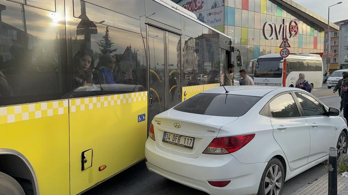 Arnavutköy’de yanlış yere park edilen otomobil trafiğe neden oldu