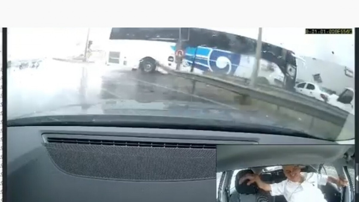 Arnavutköy’de yolcu otobüsünün araçlara çarptığı kaza kamerada