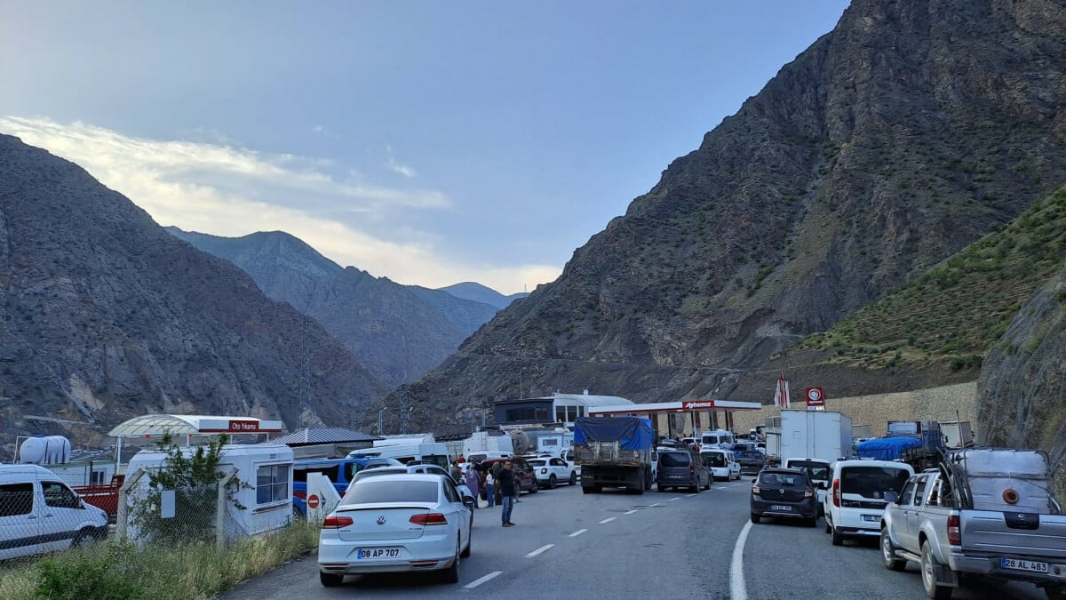 Artvin-Yusufeli karayolu heyelan nedeniyle ulaşıma kapandı