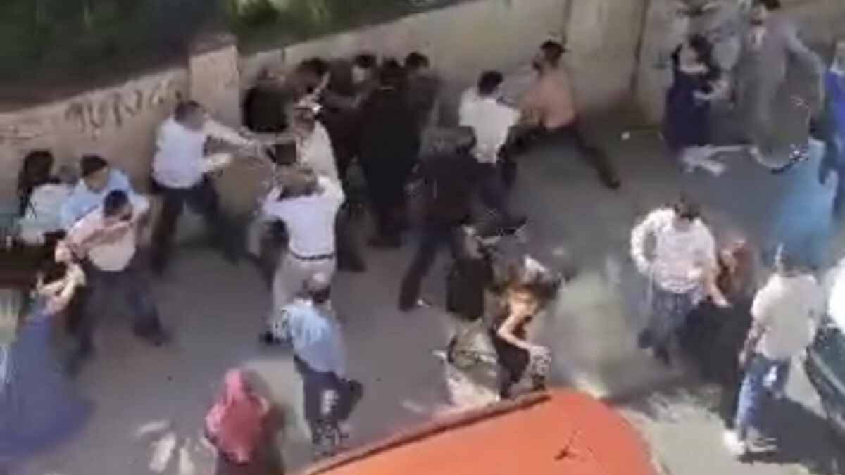 Ataşehir’de iki grup tekme ve yumruklarla birbirine girdi