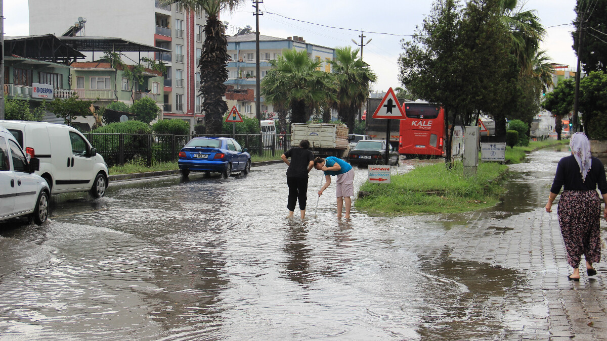Aydın’da yazın ortasında sağanak! Sokaklar göle döndü