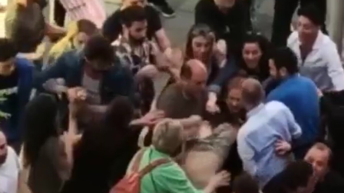 Bakırköy’de mal indiren kadın esnaflar saç başa kavga etti