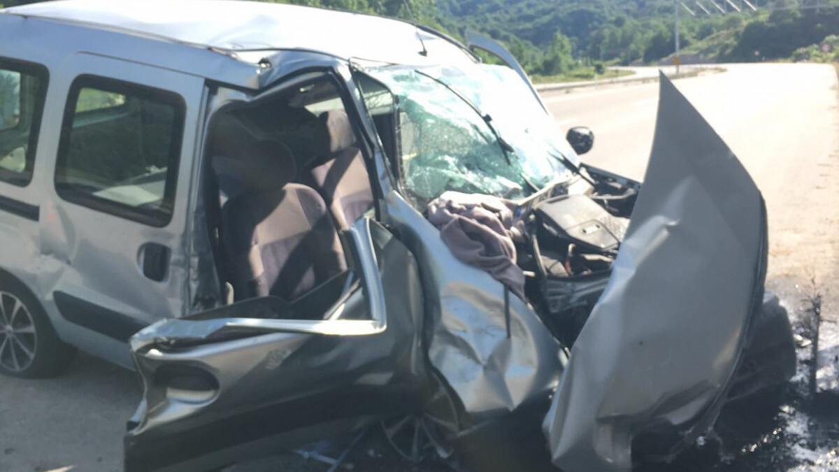 Bartın’da hafif ticari araç, yön levhasının direğine çarptı: 1 ölü, 1 yaralı