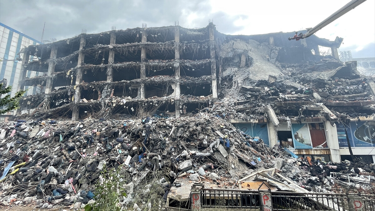 Başakşehir’de alevlere teslim olan fabrikada söndürme çalışmalarında 65’inci saat