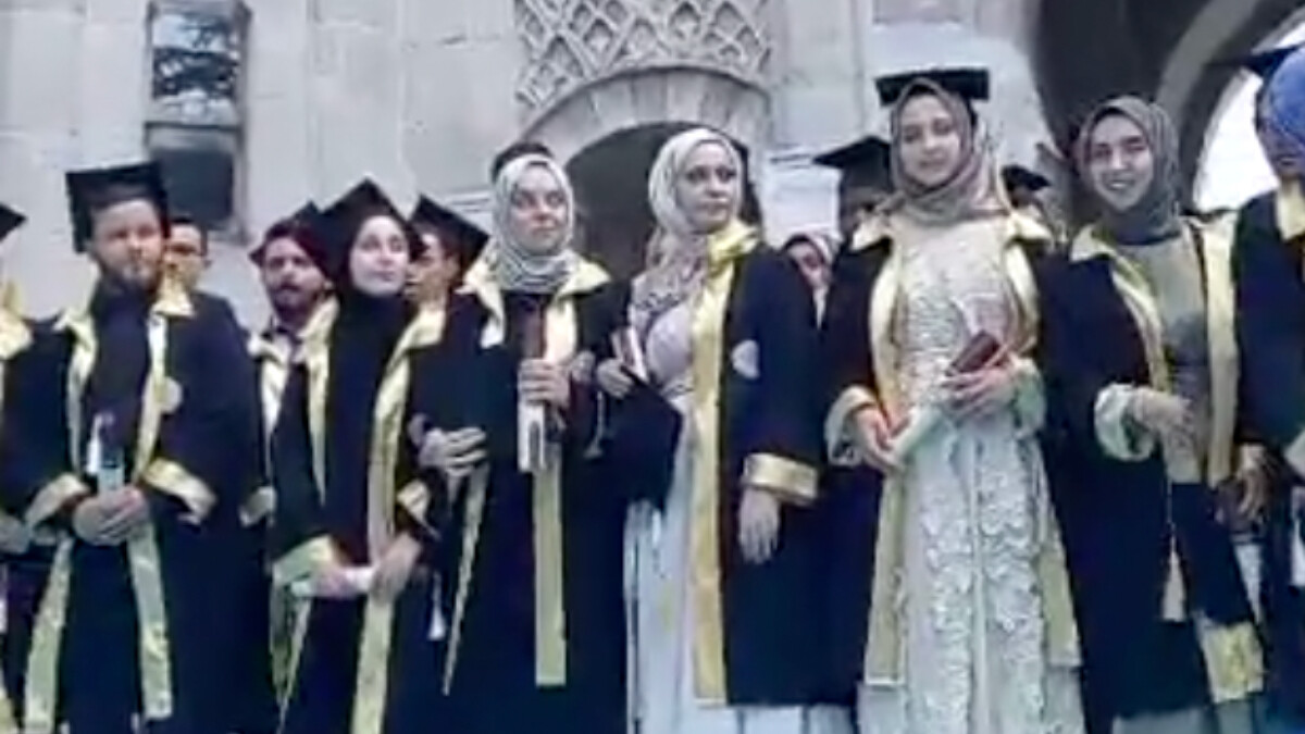 Başörtülü üniversite mezunlarını gören adamın nefreti