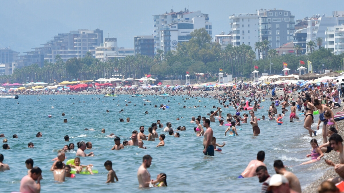 Bayramın ilk günü Antalya’da plajlar doldu