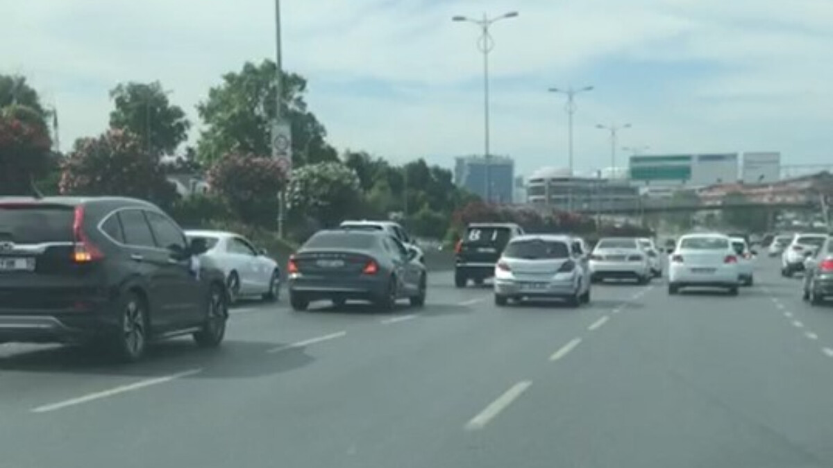 Bayrampaşa’da düğün konvoyu 4 şeritli yolu kapatıp, trafiği yavaşlattı