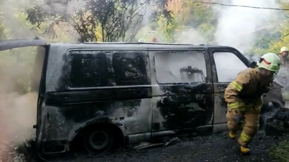 Beykoz’da park halindeki kapalı kasa minibüs alev alev yandı