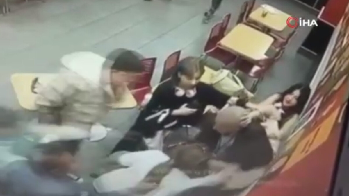 Beylikdüzü’nde yaşlı adam, ayırmaya çalıştığı kavgada yumrukların hedefi oldu