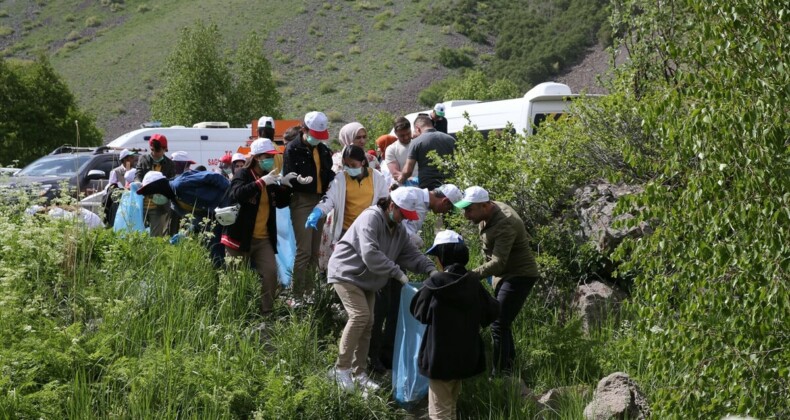 Bitlis’te Nemrut Krater Gölü’nde çevre temizliği yapıldı