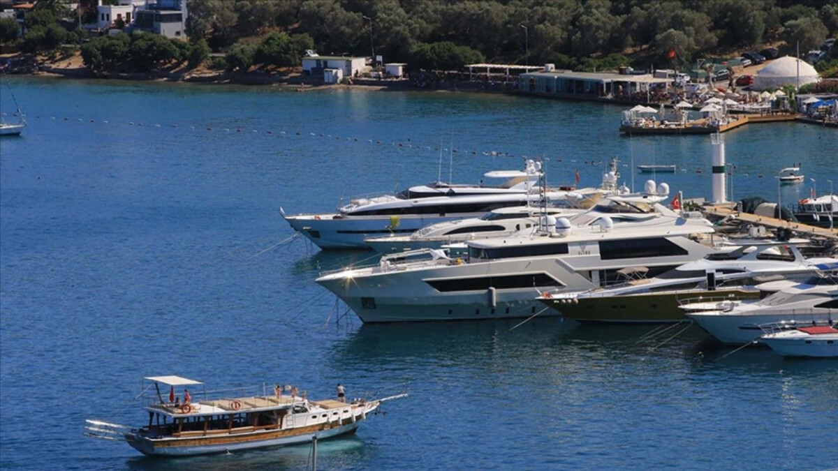 Bodrum’un koyları milyon dolarlık yatlarla hareketlendi