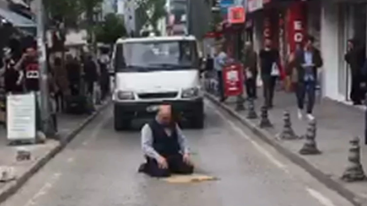 Bunların derdi ne? Yolun ortasına seccade serip namaz kıldı