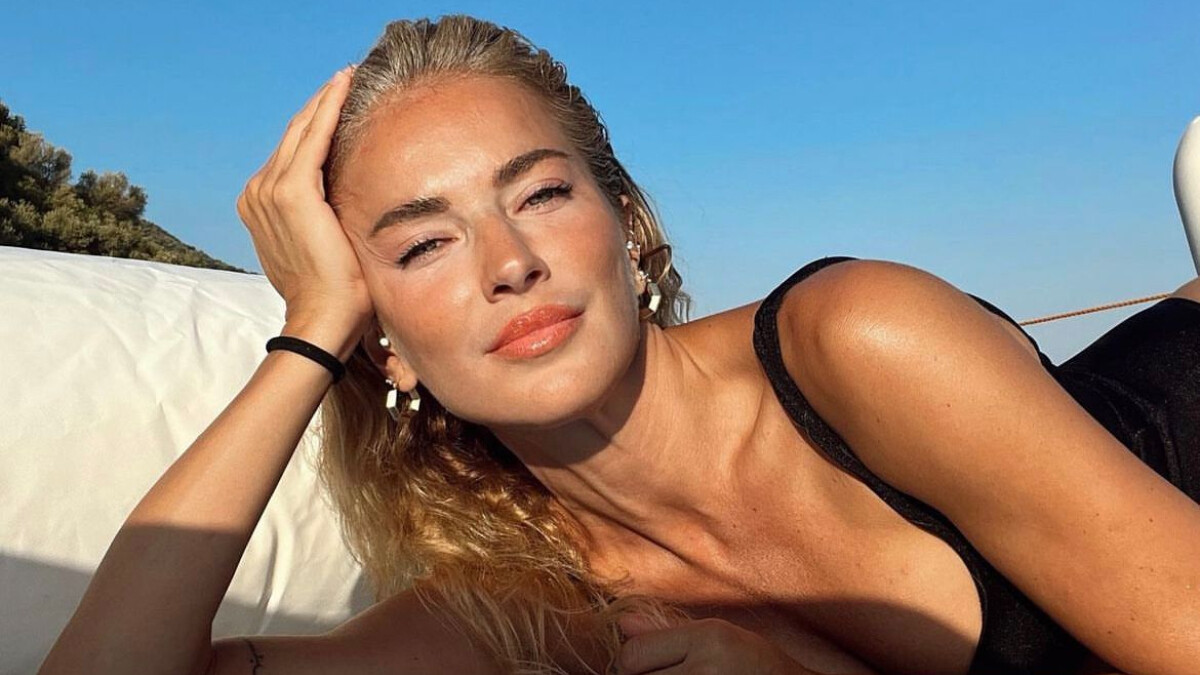 Burcu Esmersoy bikinili pozlarıyla genç kızlara taş çıkardı! “Kim der ki 46 yaşında”