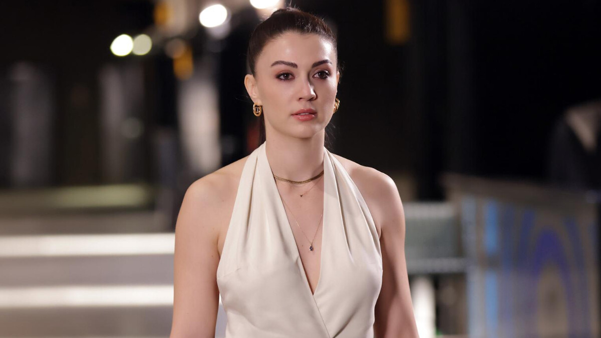 Burcu Özberk bikinili pozlarıyla Instagram’ı salladı: ‘Manzara yanında sönük kalmış’