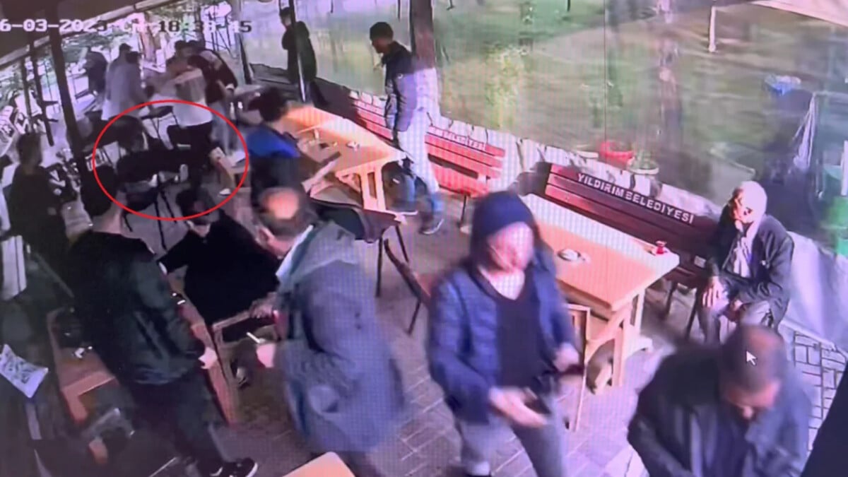 Bursa’da bir gencin cami avlusunda buluştuğu arkadaşı tarafından öldürülme anı