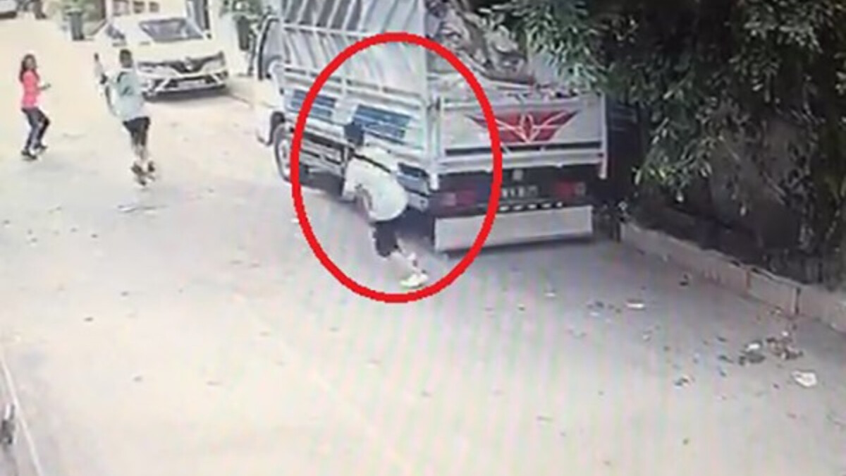 Bursa’da çocukların torpil attığı kamyonet yandı