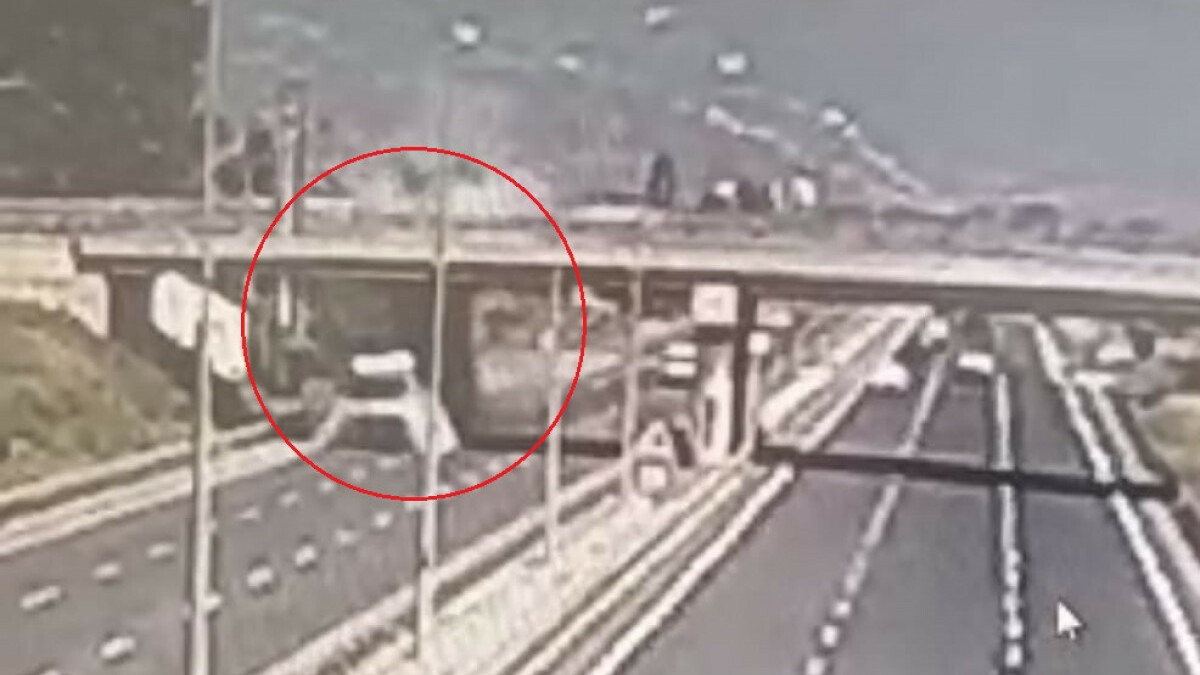 Bursa’da damperi açık unutulan kamyon köprüye takıldı