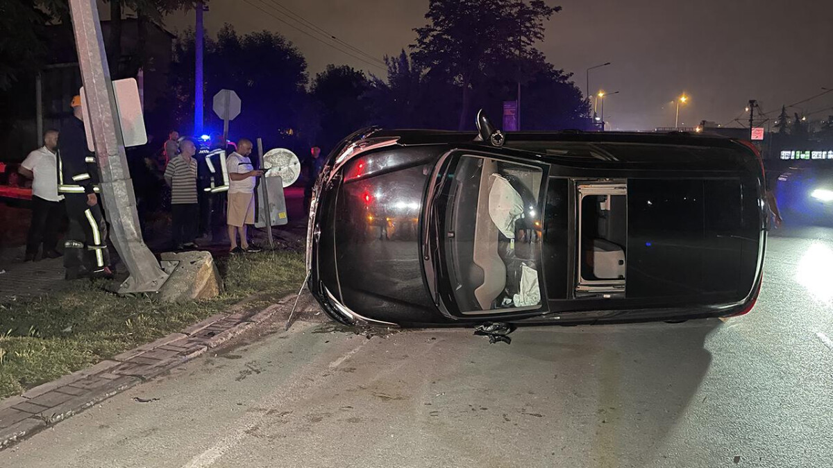 Bursa’da direğe çarpıp devrilen araçtaki 2 kişi yaralandı