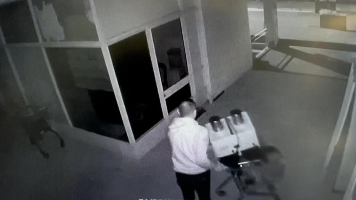 Bursa’da esnafa hırsız şoku: Eline geçeni alışveriş sepetine yükleyip kaçtı