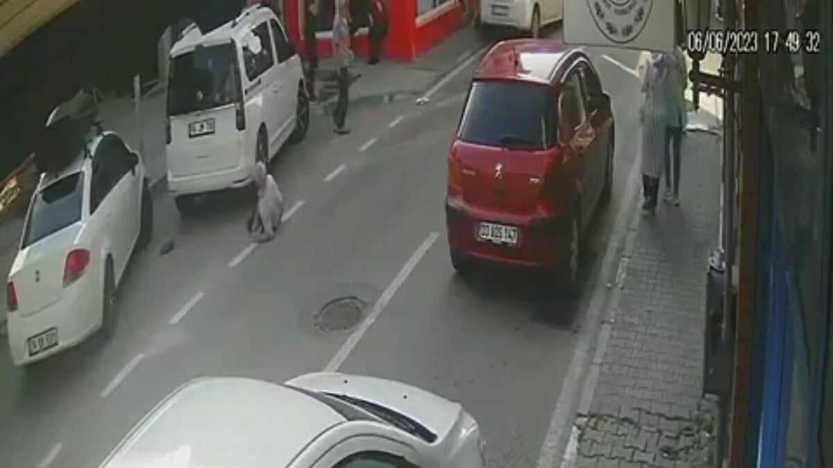 Bursa’da fren yerine gaza basan sürücü vatandaşı metrelerce sürükledi