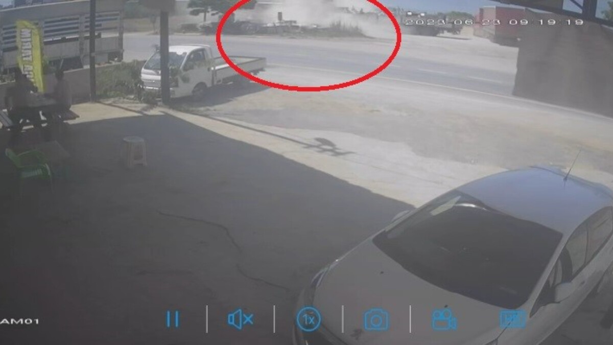 Bursa’da freni boşalan tır lastiği patlayınca durdu