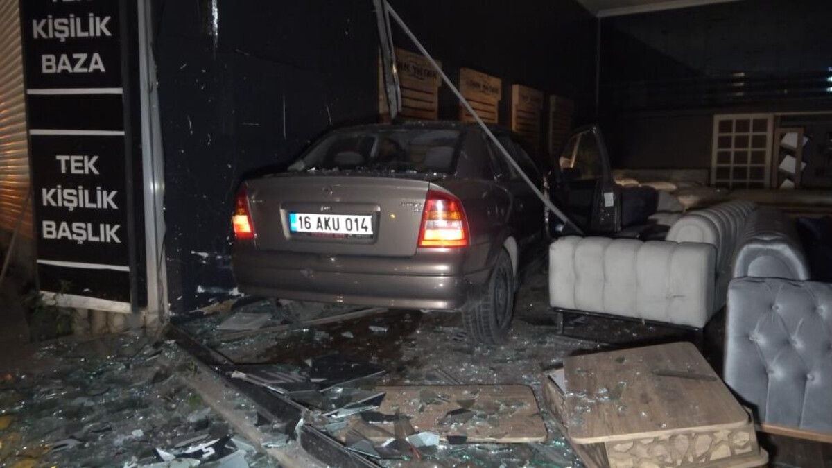 Bursa’da kontrolden çıkan araç mobilya dükkanına girdi