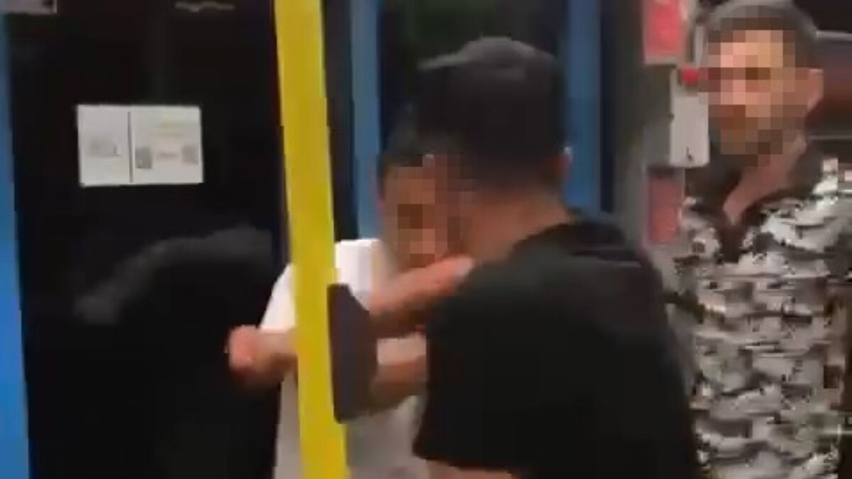 Bursa’da metroda ‘yan baktın’ kavgası