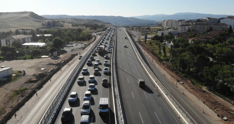 Büyük bayram trafiği sürüyor: 43 ilin geçiş güzergahı havadan görüntülendi