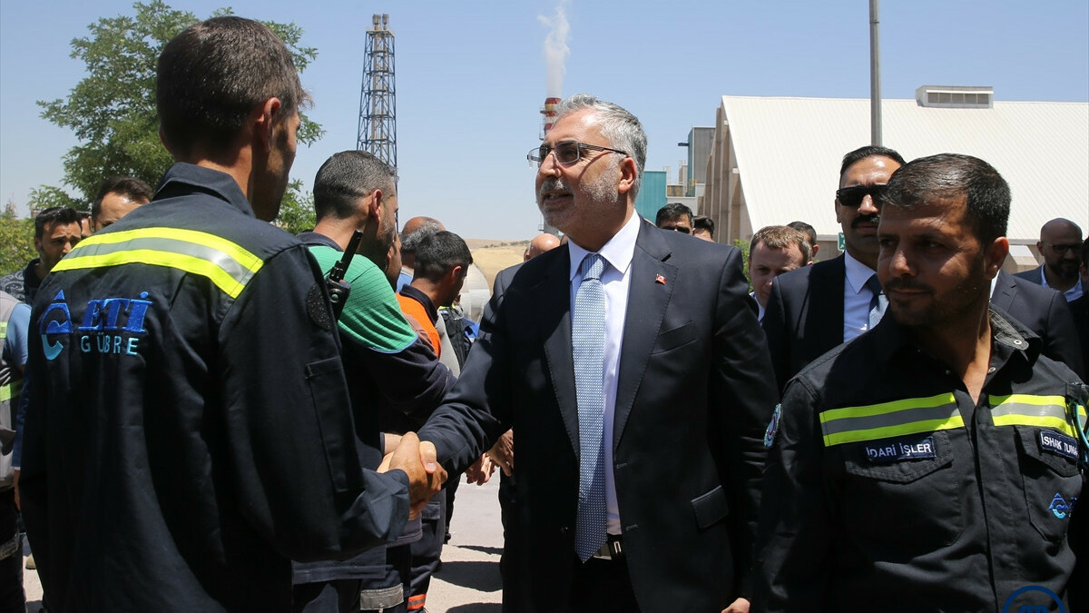 Çalışma ve Sosyal Güvenlik Bakanı Vedat Işıkhan, Mardin’de işçilerle bir araya geldi