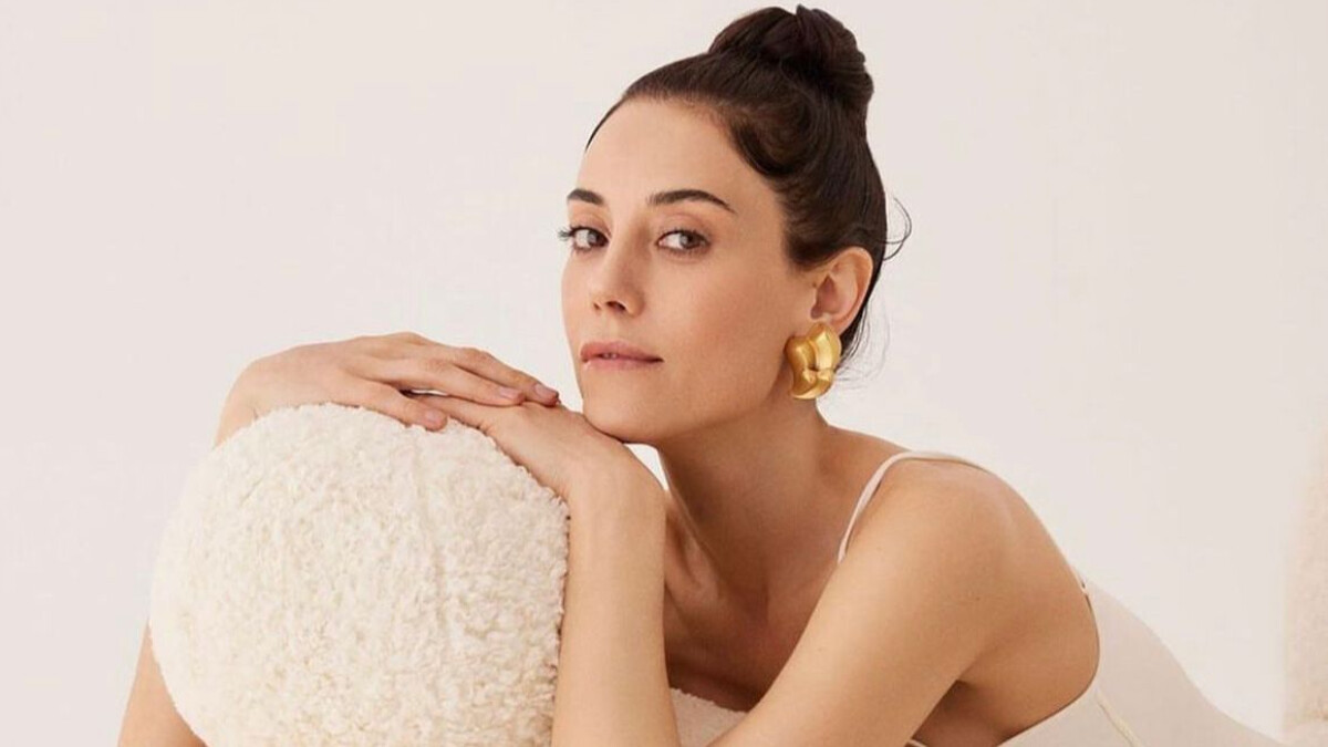 Cansu Dere’den cesur görüntüler! Mayolu pozlarıyla göz kamaştırdı “Kusursuz güzellik”