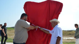CHP’li Gömeç Belediyesi düzenlediği törenle heykel açılışı yaptı