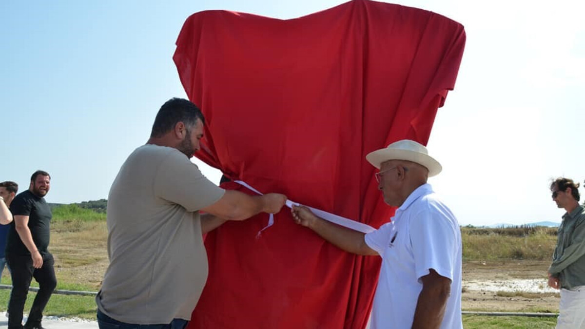 CHP’li Gömeç Belediyesi düzenlediği törenle heykel açılışı yaptı