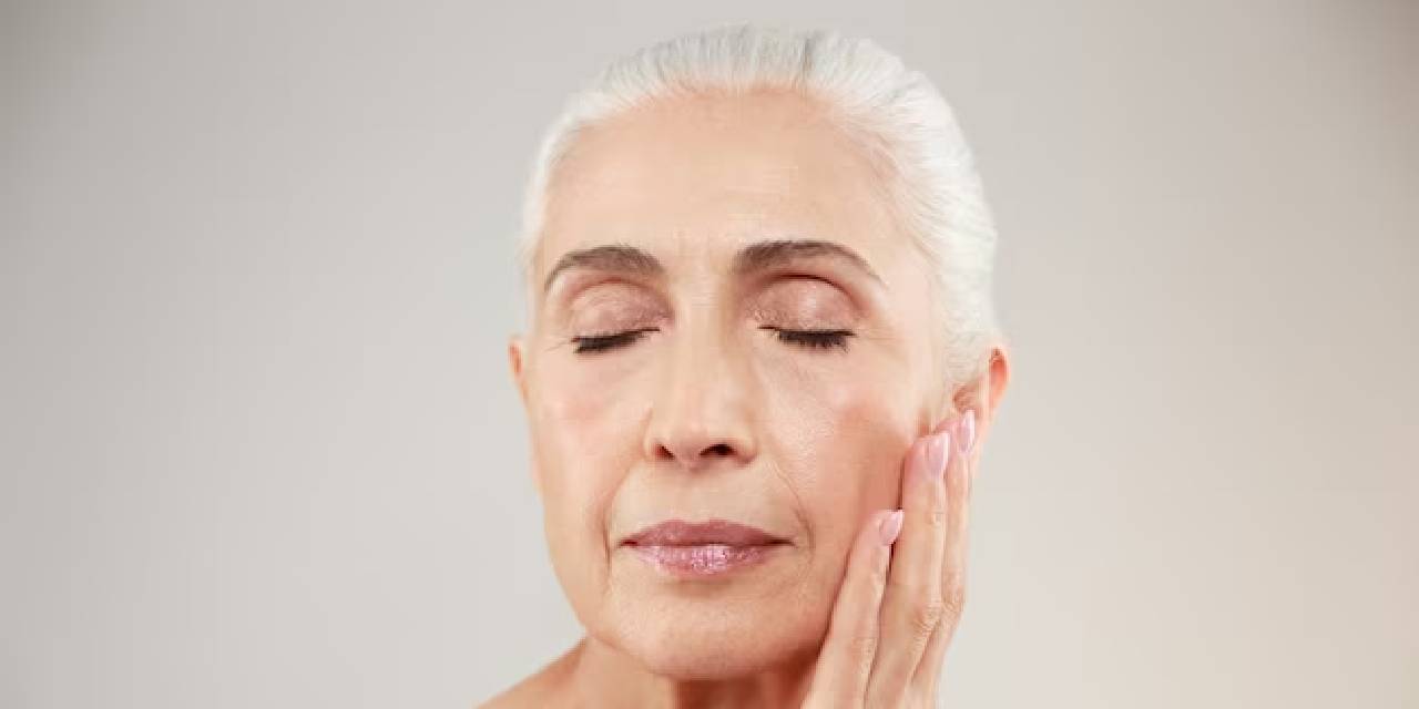 Cildinizde yaşlılık lekeleri var mı? Basit bir ev malzemesiyle hemen kurtulabilirsiniz! Muhtemelen çözüm evinizde saklı…